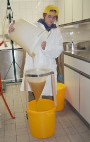 Imkerin in der Ausbildung